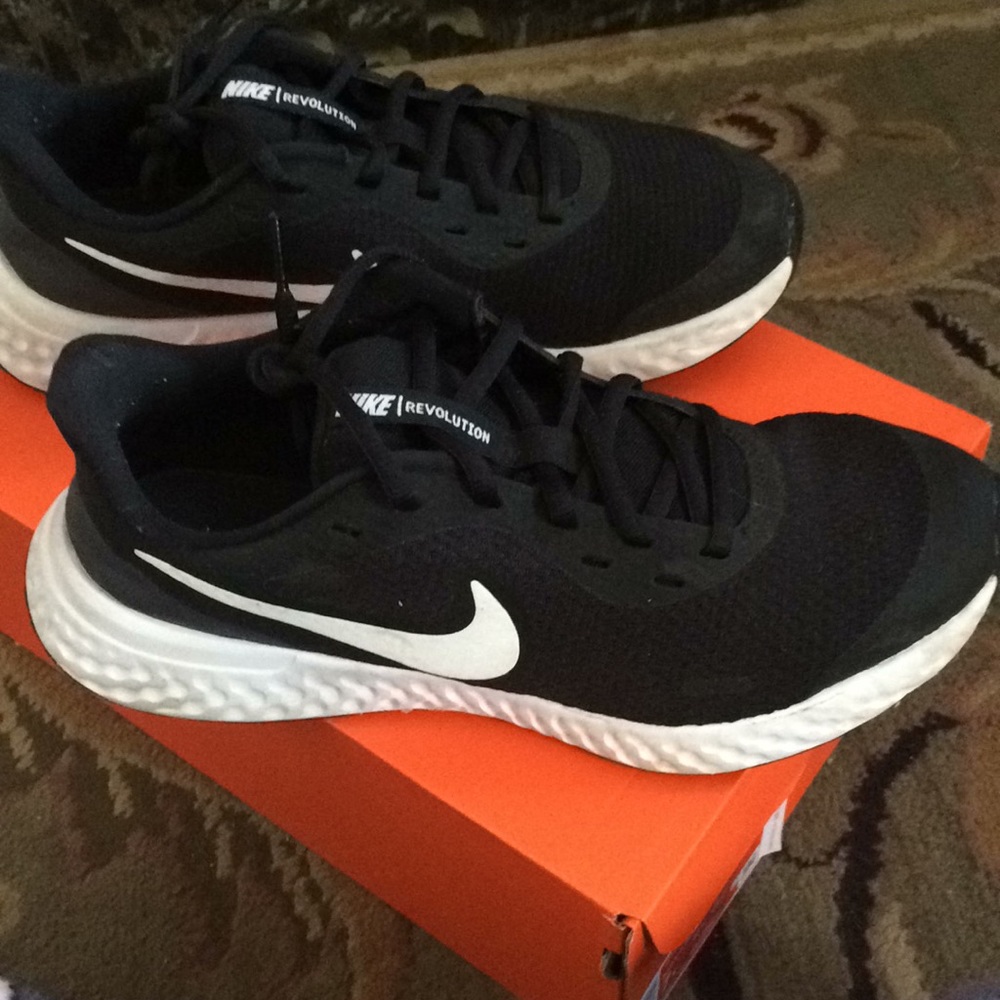 Nike Revolution Sneakers Kid’s Sz 7 with box